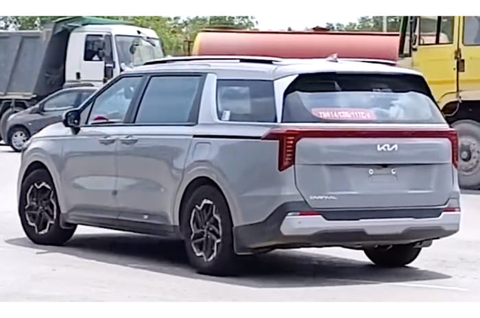 New Kia Carnival spied completely undisguised in India